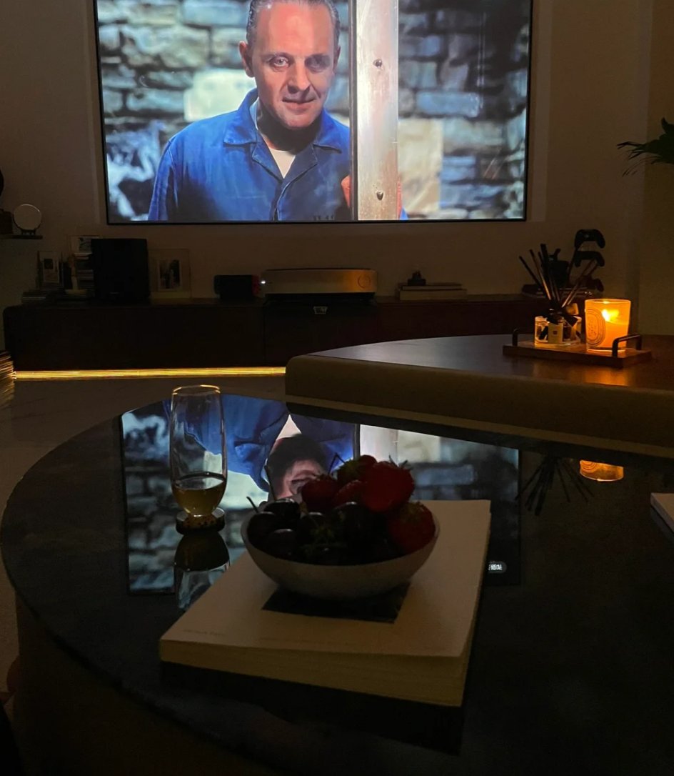 NaomibabyNaomi's tweet image. The perfect combination tonight: classic movies, red wine and fruit. Relax and enjoy the moment. 🍷🍓 #MovieNight #PerfectTime
