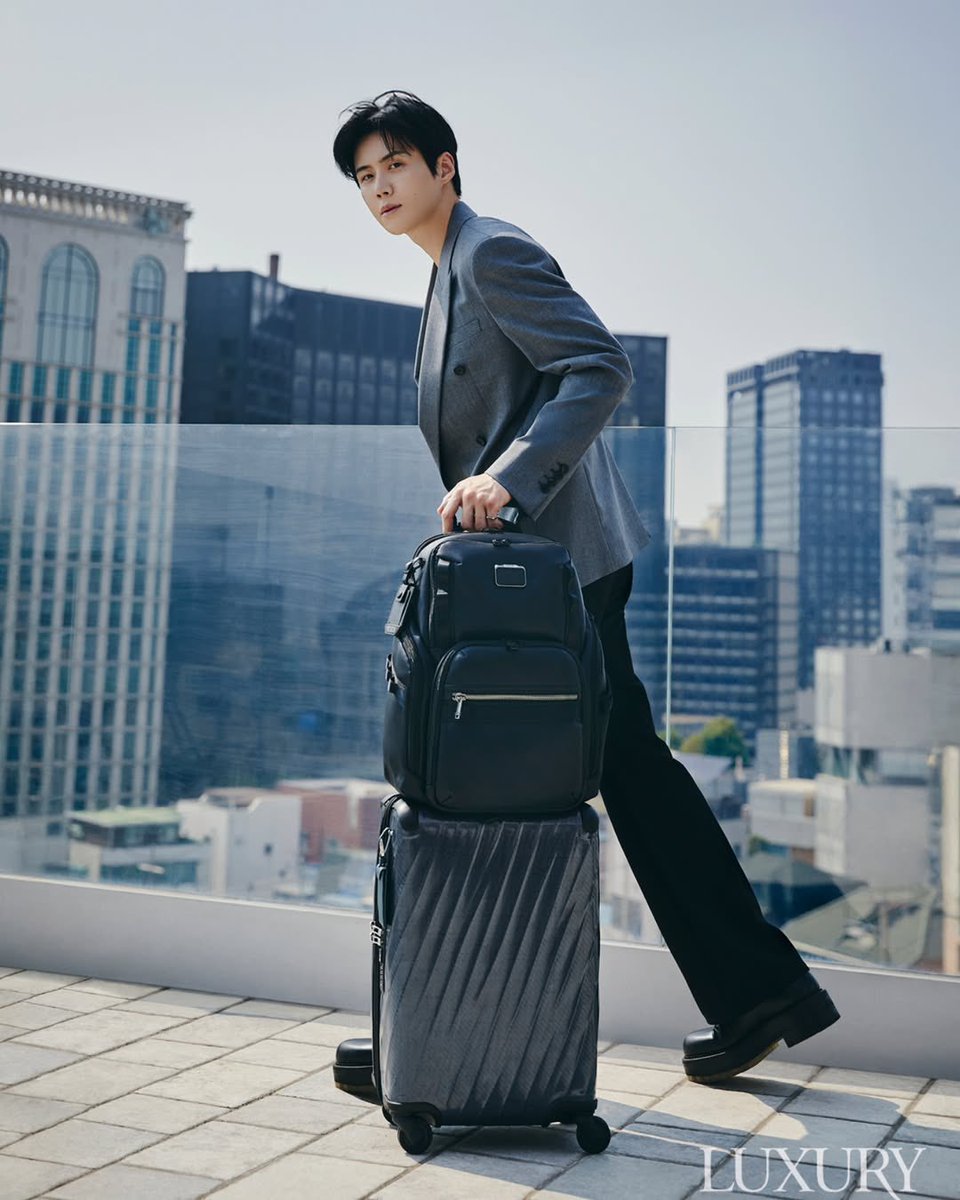 seon__holic's tweet photo. Fantagio Official instagram post,

“[#PIC] #김선호 #Luxury #JulyIssue

An actor you’d want to travel with — the meeting of Kim Seonho and TUMI 💙
Join actor Kim Seonho, who graces the cover of LUXURY’s July issue, on a special journey through the city 🧳

#Pictorial #KIMSEONHO #TUMI #투미”

🔗 https://t.co/32ZdbvR7ta