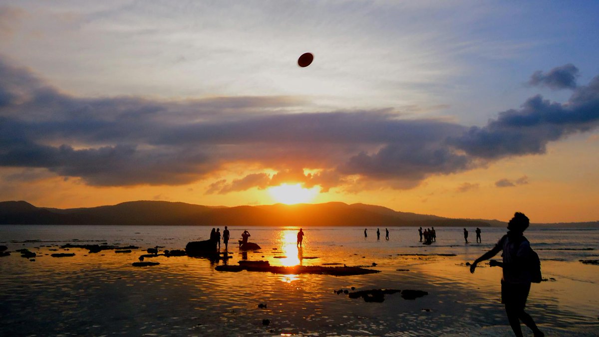 Sunlight_Press's tweet image. A solo vacation presupposes singleness but I’m a woman in the top half of my thirties, so I reassure myself being here alone isn’t tragic. Yet.
A. Kanungo shares her fiction piece, "Flying South," on Sunlight today.
bit.ly/4kgS2Pa