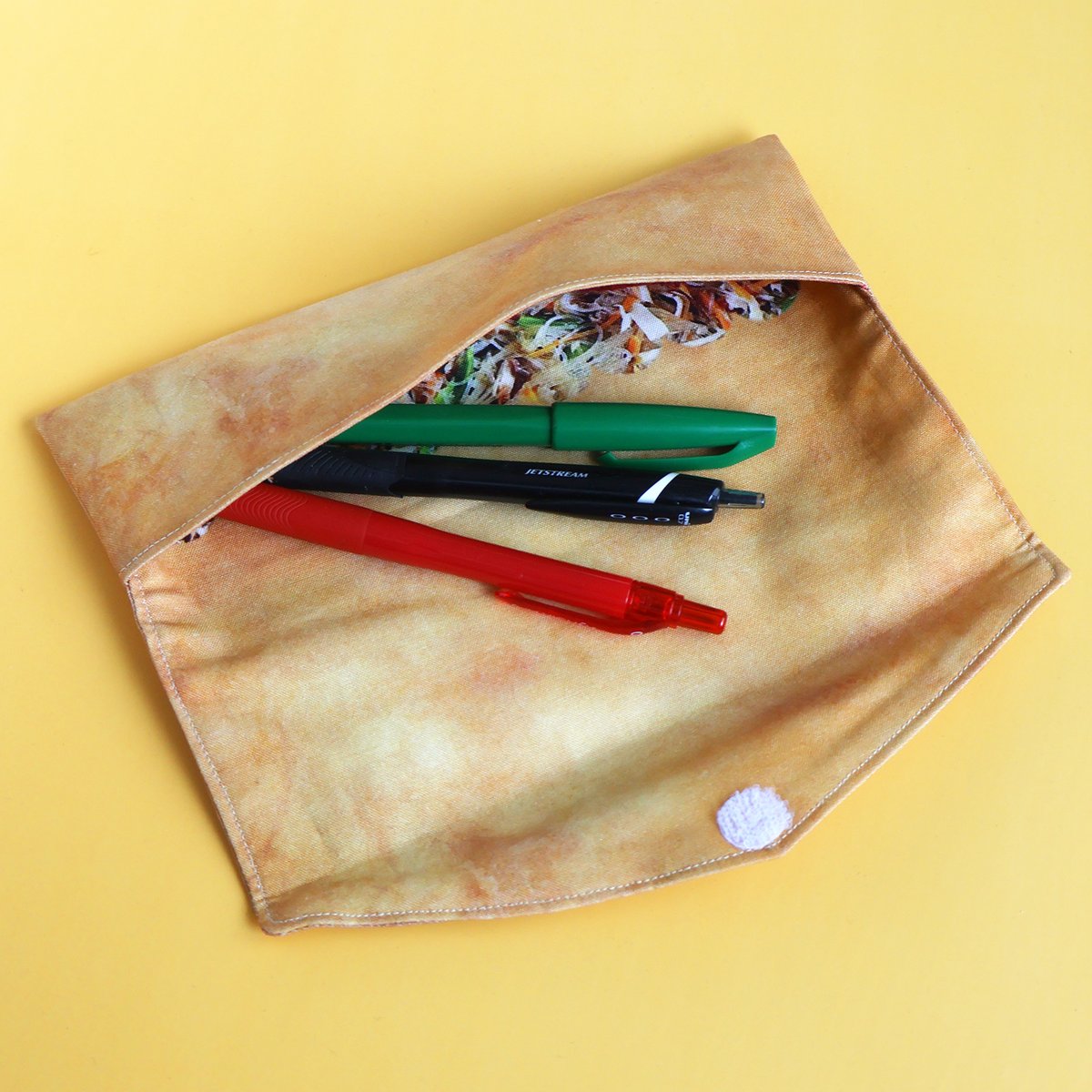 春巻きを開くと中から具材が登場します😄✨