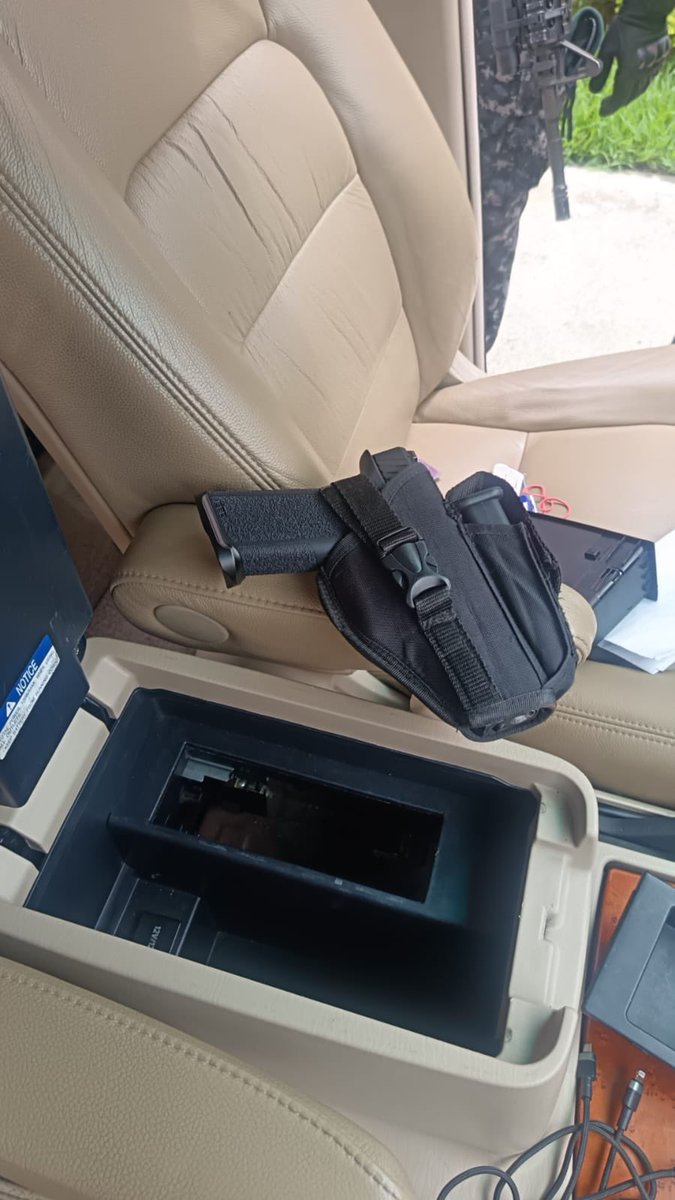 Nueva Prosperina, Guayaquil. Por trabajo investigativo de <a href="/PoliciaEcuador/">Policía Ecuador</a> 2 rusos, 1 georgiano y 1 ucraniano fueron aprehendidos en un domicilio allanado por tenencia ilegal de armas,  municiones y explosivos con fines que no pudieron ser justificados.

INDICIOS ASOCIATIVOS

- 01