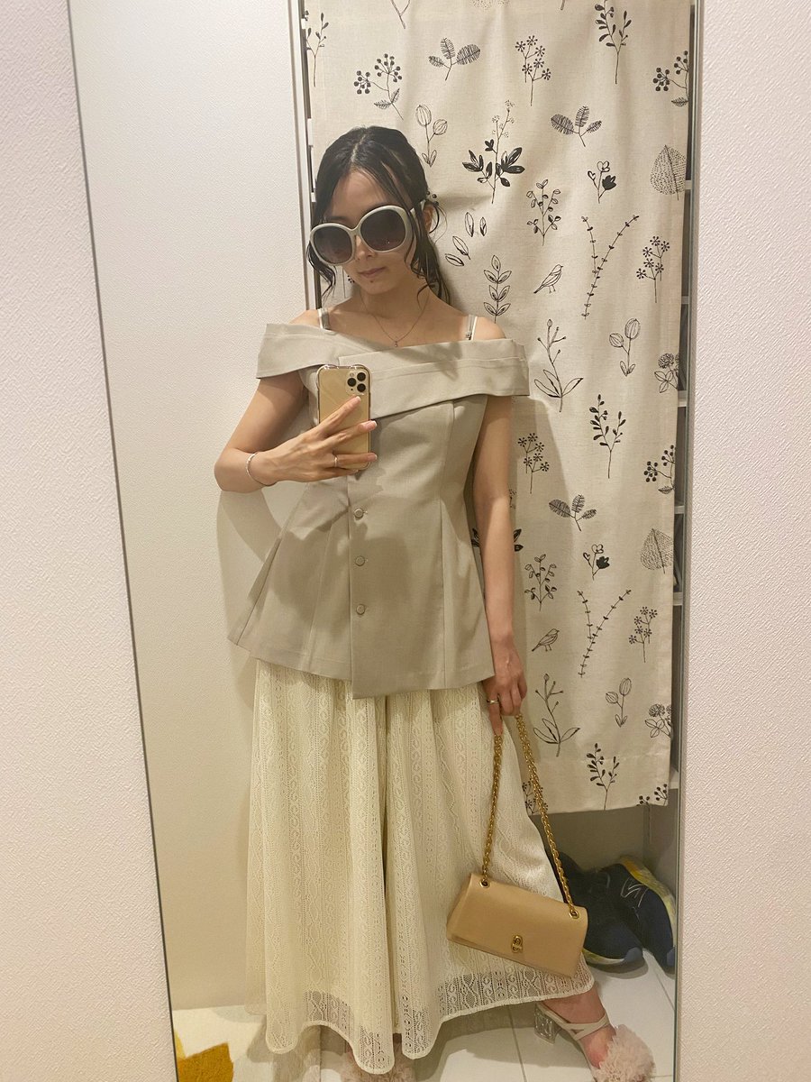 昨日の #コーデ 

レースパンツとあわせてきれいめに𓍯ོ

トップス、バッグ、サンダルは
ベージュトーンであわせて

パンツの白でパキッと〆て🧡🤍

tops▷ <a href="/FRAYID/">FRAY I.D</a> 
pants▷ <a href="/RESEXXY/">RESEXXY / リゼクシー</a> 
bag▷ <a href="/marcjacobs/">Marc Jacobs</a> 
sandals▷ <a href="/randa_tweets/">RANDA Official</a> 

#低身長