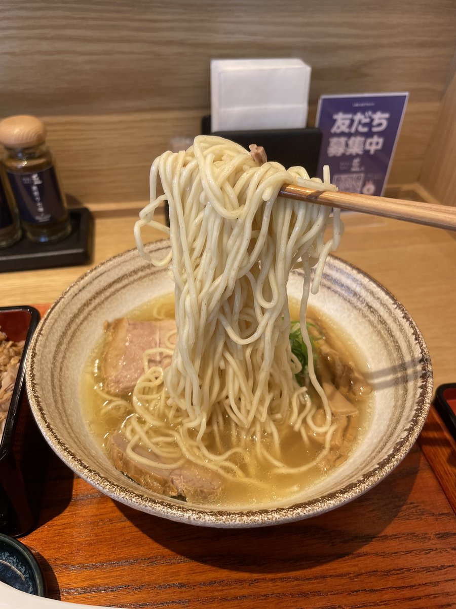 富谷市にオープンした「煮干そば 鶏そば 藍 仙台富谷店」へ。

ミシュランガイド5年連続掲載の「藍」が東北初上陸。プレオープンが始まってました。
 
京都の有名店ということで、薄味あっさり系かと思ったら、透き通る琥珀スープは味わい深く、塩気もわりと強めでびっくり。めっちゃ旨いですね。
