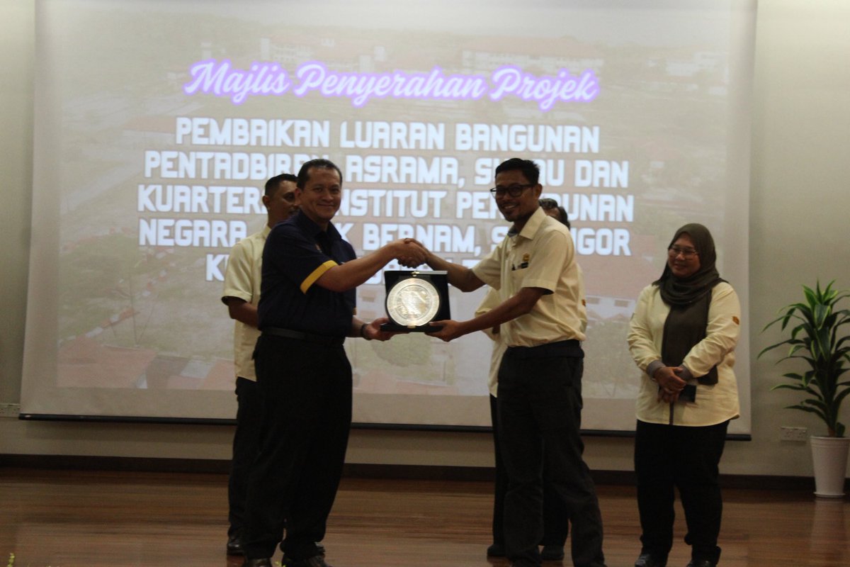 JKRSabakBernam's tweet image. Majlis serahan projek siap kpd pihak pelanggan Inst Perakaunan Nasional Bagi kerja Pembaikan Mendapan Bangunan disaksikan oleh Caw Senggara Fasiliti Bangunan &amp;amp; JKR Selangor. Sesi lesson learn dan perkongsian ilmu turut dilaksanakan dlm majlis ini. 

#IamJKR
#ProjectDelivered
