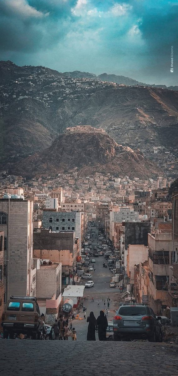 تعز.. مدينة تمشي فيها الروح قبل الأقدام 💛

في كل زاوية حكاية، وفي كل شارع نبض حياة.
مدينة تحضنها الجبال وتحتضن القلوب،
وقلعة القاهرة تشهد على مجد لا يهرم، وكرامة لا تُهزم أنتِ الذاكرة الجميلة، والمستقبل الذي لا نملّ انتظاره..
ومن ينظر إليك من هذا المكان، لا يرى مدينة..تعز