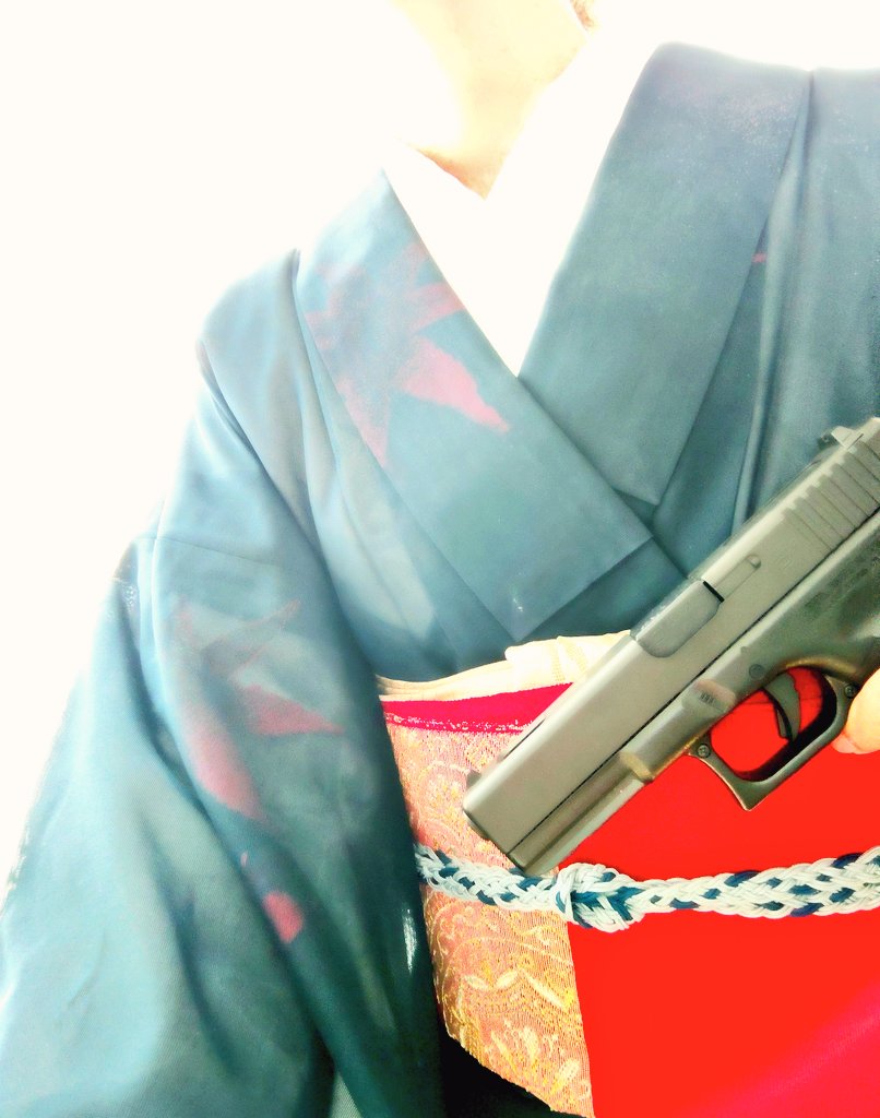 さてさて
今日もお稽古がんばります。
帯、帯揚げを直したいけど時間が無いのでこのまま運転する、、
