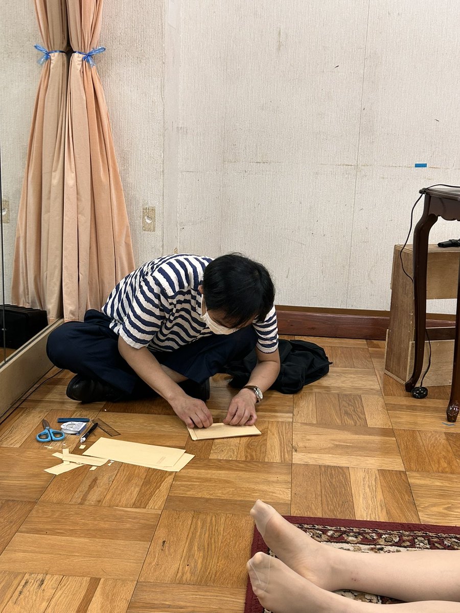 studio_bolo's tweet photo. こんにちは！
今日は、稽古最後の日(๑•̀ㅂ•́)و✧

工作中の田中さん‼︎それに…
可愛い差し入れをいただきました🐰

ぜひ観にきてね♪↓
https://t.co/dl1zh1lRe0 https://t.co/5wlW5rJvkb
