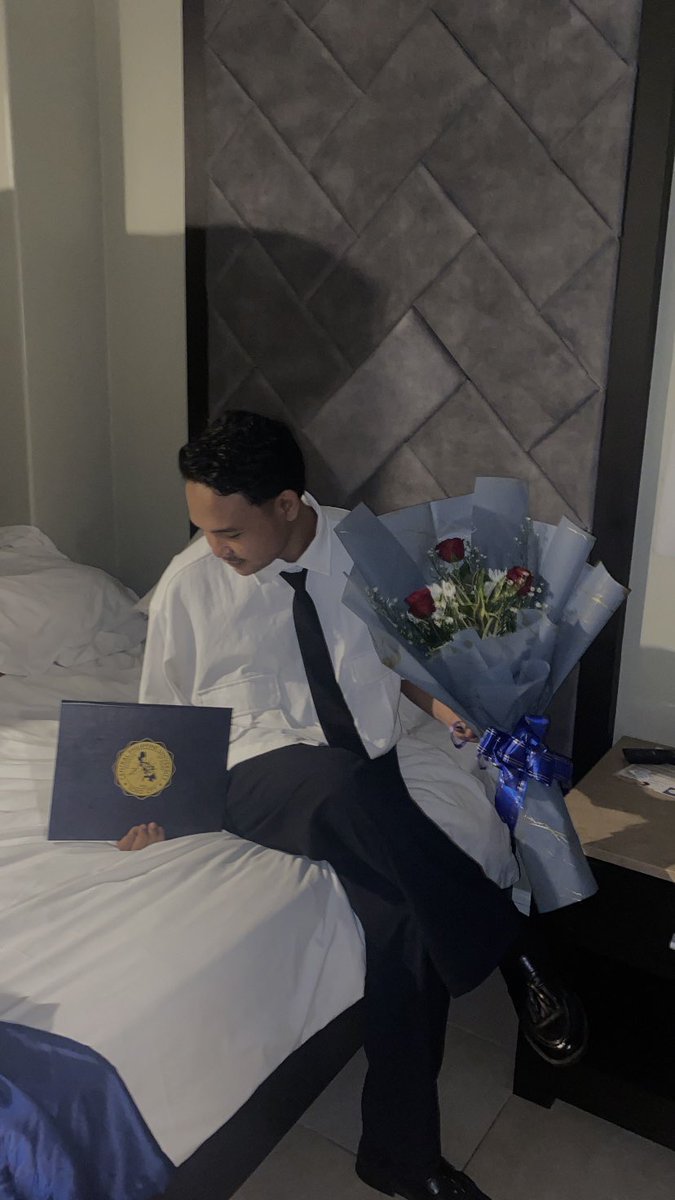 jeyyyyy00's tweet photo. 🎓💐🍾 https://t.co/Od68VIg3i6