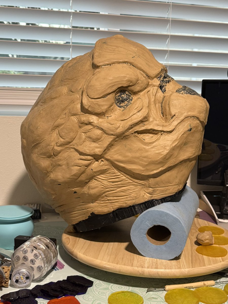 Doing a little more sculpting tonight, we’ll see how far we get!

Starting in about 10 minutes.

twitch.tv/lexmakecreatio…