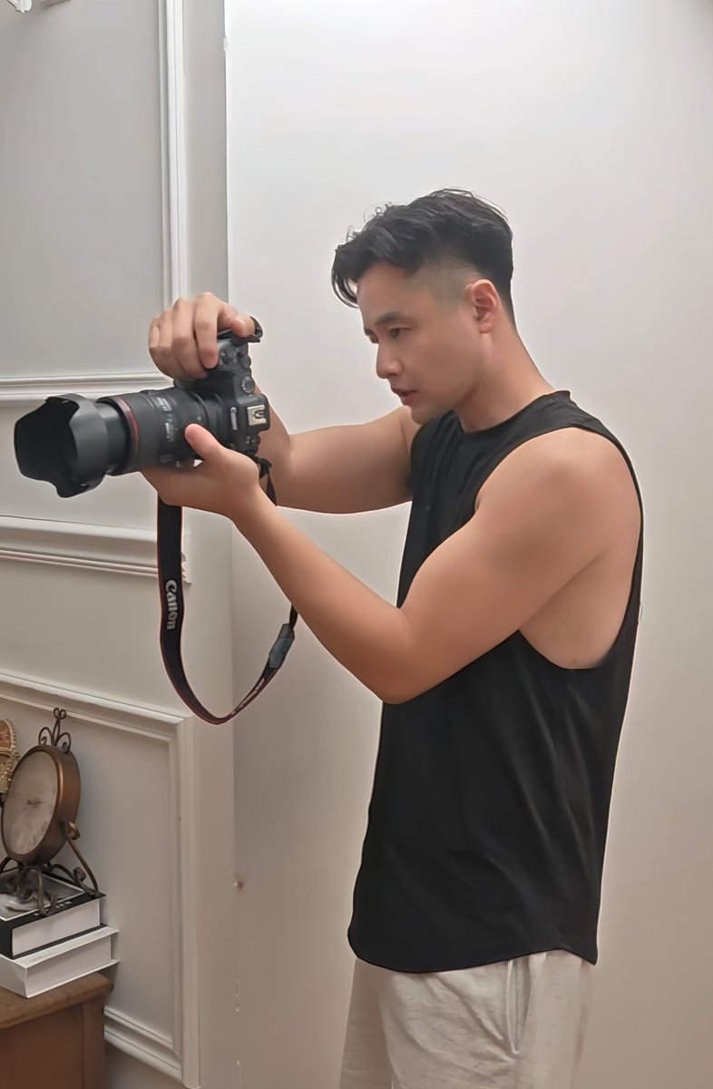 工作室摄影棚拍摄工作中。摄影师里面像我这种肌肉男的是不是不多？
约拍请私信咨询报价和档期。地点：珠海。

#珠海摄影师 #珠海约拍 #私房拍摄 #私房写真约拍 #私房模特 #人体写真 #夫妻私房 #夫妻大尺度 #情侣私房 #大尺度私房