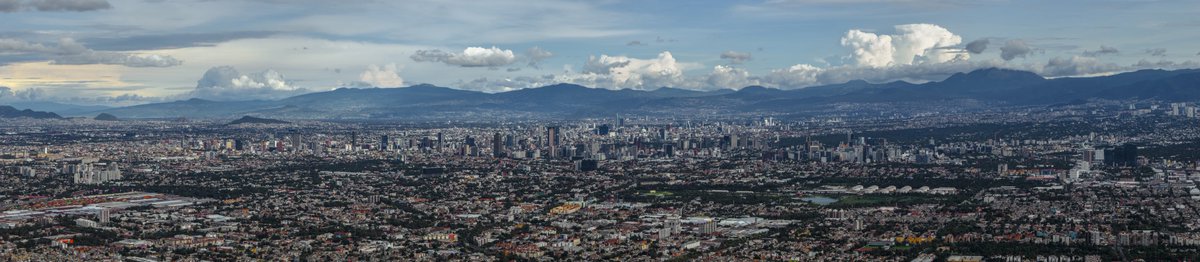 Hoy la CDMX estaba limpia y despejada como pocas veces e hice una fotografía panorámica con mi dron desde la Alcaldía Azcapotzalco, fueron 18 fotos en total 🏙️

Si le dan a “cargar en 4K”, pueden hacer zoom para buscar lugares por la ciudad 🔎