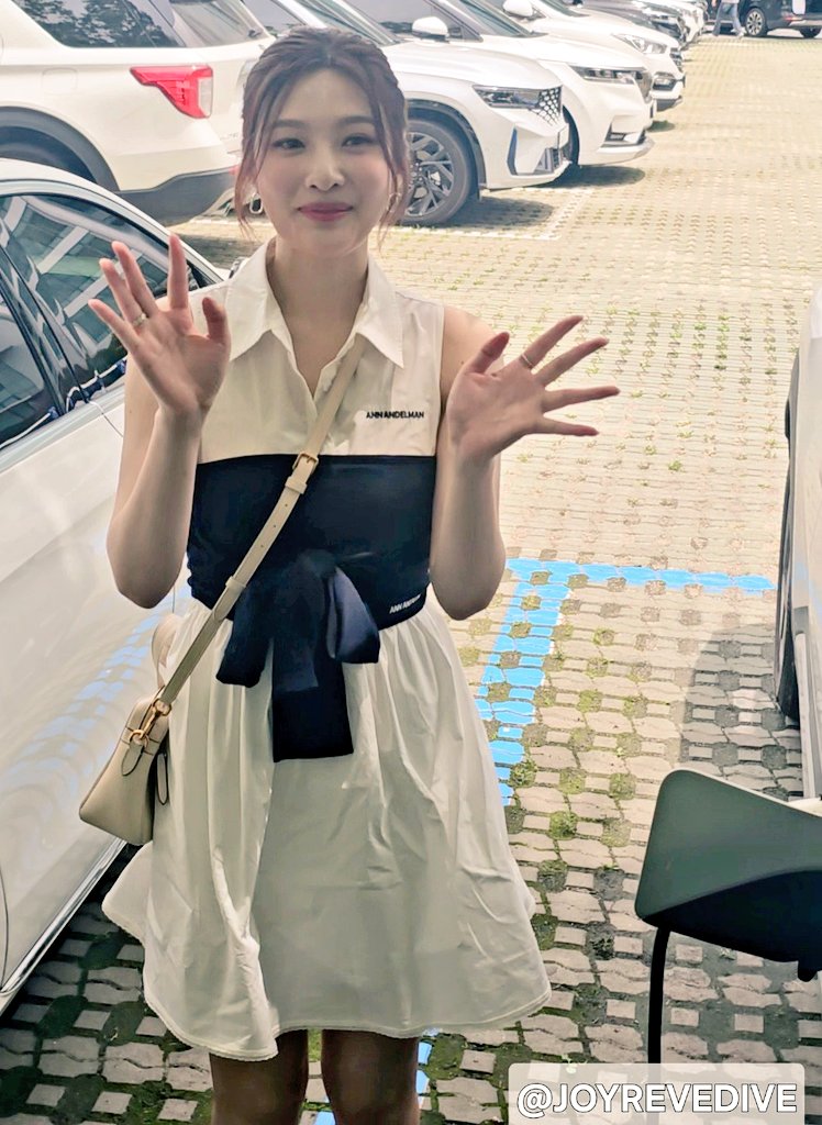 JOYREVEDIVE's tweet image. 250702 💚JOY💚
#RedVelvet  #레드벨벳  #조이 #JOY #동물농장