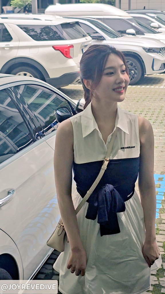 JOYREVEDIVE's tweet image. 250702 💚JOY💚
#RedVelvet  #레드벨벳  #조이 #JOY #동물농장