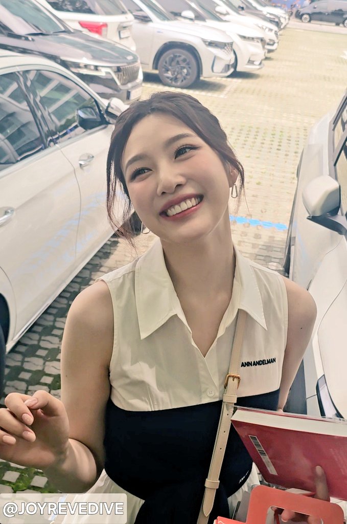 JOYREVEDIVE's tweet image. 250702 💚JOY💚
#RedVelvet  #레드벨벳  #조이 #JOY #동물농장