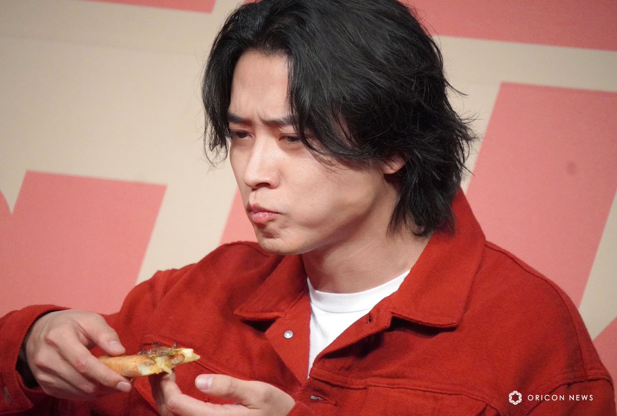 oricon's tweet photo. 山﨑賢人「ピザハット」新CM出演❗️
まさかの巨大ピザボックスから
CM&amp;新商品発表会に登場🍕

「よく考えましたね（笑）」
「ピザの気持ちになりました」
https://t.co/AyCR64xvEc

おちゃめな一面に司会からツッコミ💥
退場時はまたピザのボックスに戻ろうと…😂
https://t.co/61wry6GA5F

#山﨑賢人 https://t.co/tkvLISyO4S