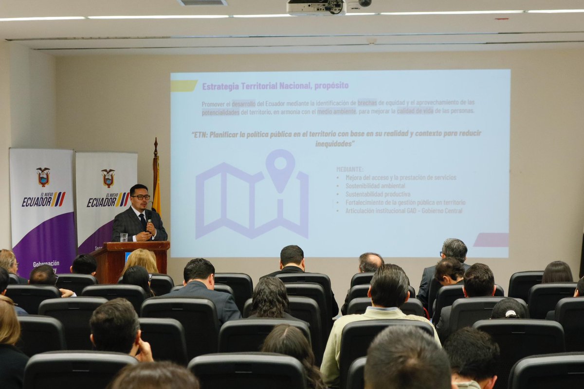 #Azogues | La Secretaría Nacional de Planificación, en coordinación con las gobernaciones de Cañar, Azuay y Morona Santiago, desarrolló el primer Gabinete Zonal 6 del 2025 en la ciudad de Azogues, con la participación de 65 instituciones del Ejecutivo desconcentrado.

🗂️ Este