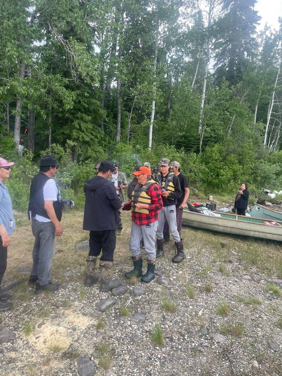 MooniasMarcus's tweet photo. Jeronimo Kataquapit, brother an parents arrived at Neskantaga post along the attawapiskat river to fight against provincial bill 5 &amp; federal bill c-5 both bills, passed royal assent and became legislative laws.

To us that don’t mean anything, we have are laws with the creator. https://t.co/h0pBfUz14L