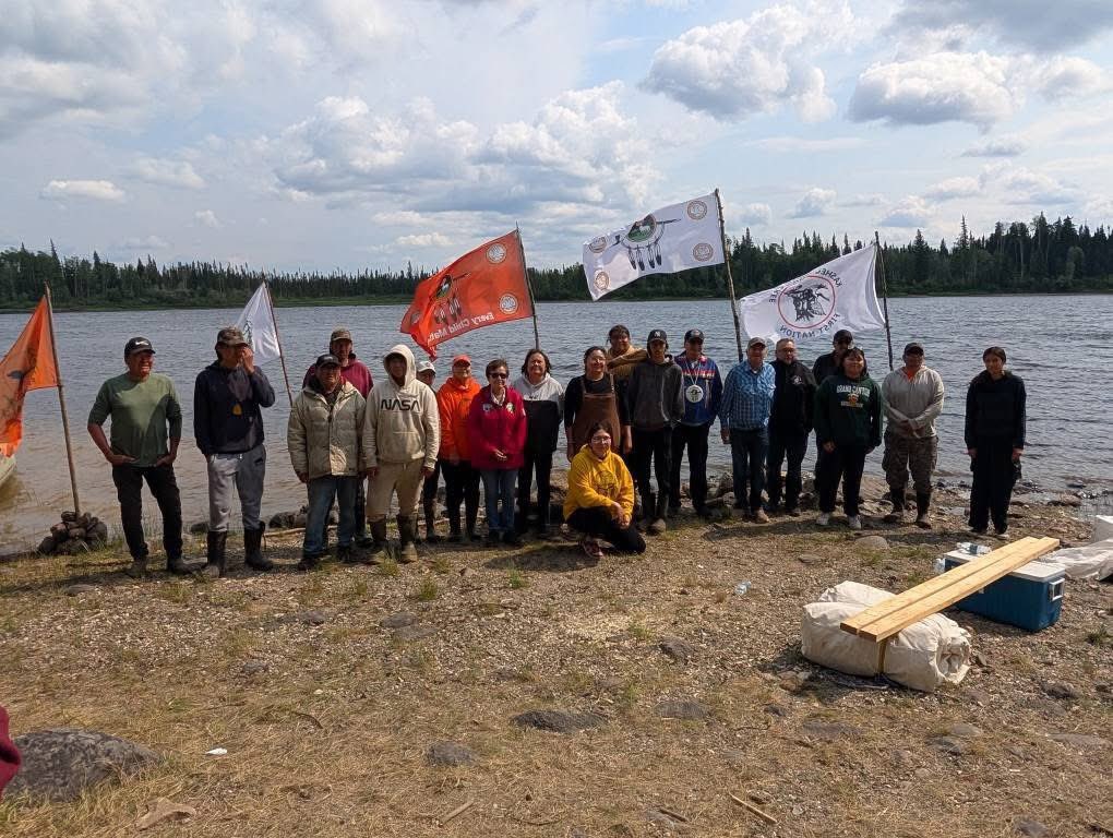 MooniasMarcus's tweet photo. Jeronimo Kataquapit, brother an parents arrived at Neskantaga post along the attawapiskat river to fight against provincial bill 5 &amp; federal bill c-5 both bills, passed royal assent and became legislative laws.

To us that don’t mean anything, we have are laws with the creator. https://t.co/h0pBfUz14L