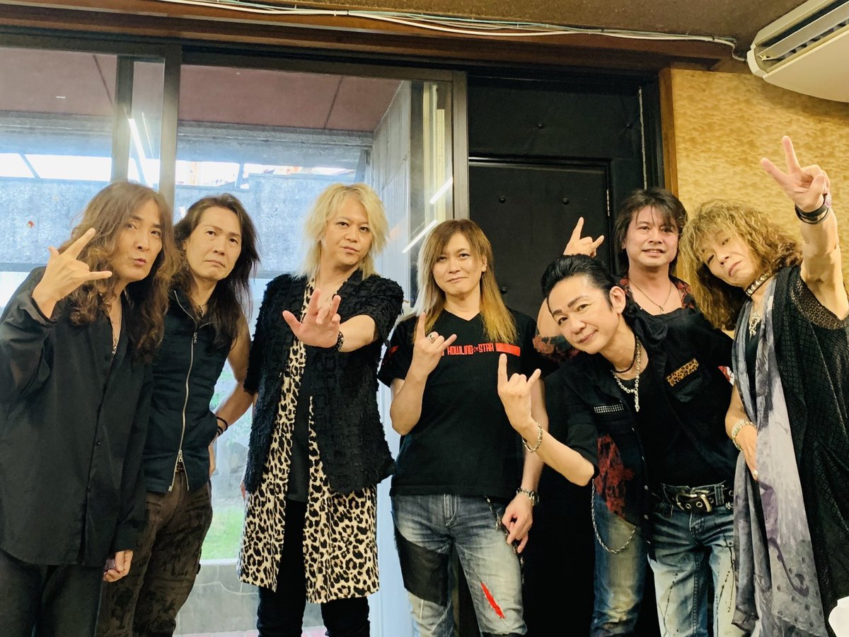 HSkuniya's tweet photo. 6/29名古屋でLive
UNCHAINEDさんの2ndアルバムツアーにゲストとして参加させて頂きました。
物凄く熱いLiveでした。BANさんとも久々に会えて嬉しかったな。
#unchaind
#旅メタル https://t.co/kMuoCyHpQz