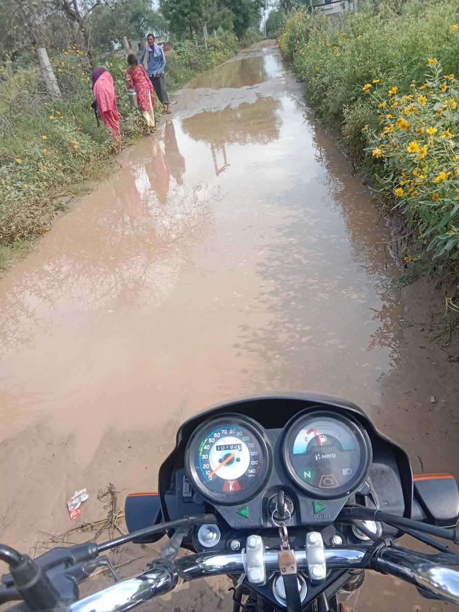 #yethikkarkedikhao।      National Highway से 2 km में यह हालात है जबकि इस रास्ते से दिन में कम से कम 150,200 छात्र छात्रा स्कूल जाते हैं     #yethikkarkedikhao।