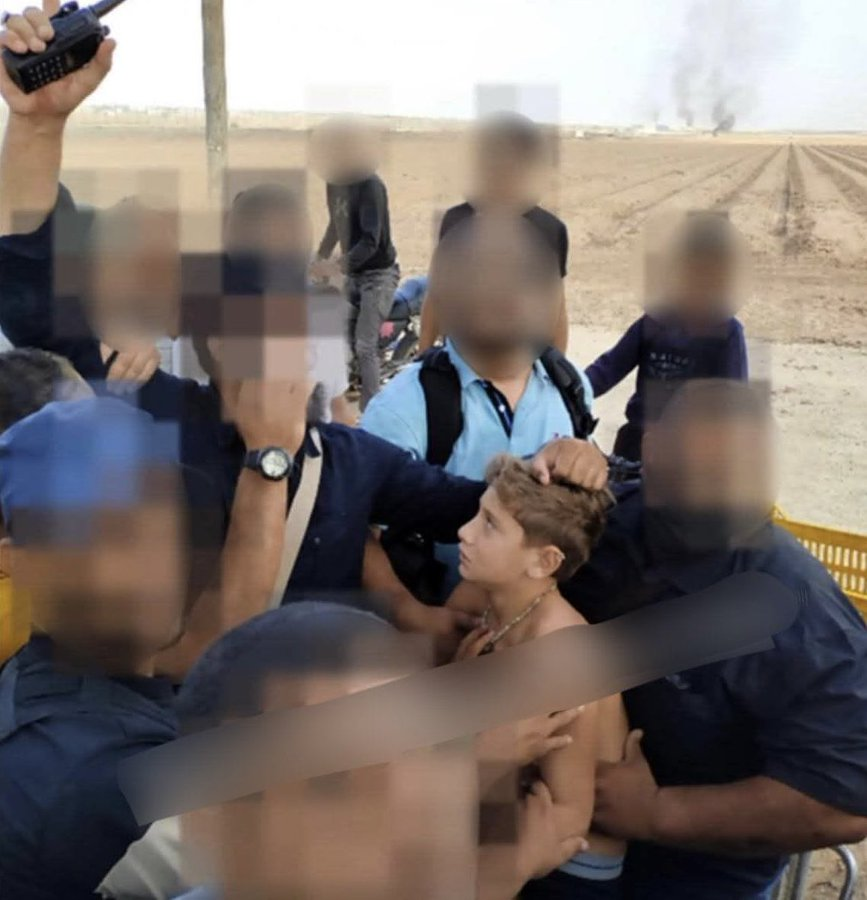 JoopSoesan's tweet photo. via @AvivaKlompas 
Dit is de 13-jarige Yagil Yaakov op 7 oktober 2023, vlak nadat hij ontvoerd werd uit kibboets Nir Oz.

Nieuw vrijgegeven beelden tonen de verschrikkingen van zijn ontvoering – een doodsbang kind, in zijn ondergoed, mishandeld door terroristen. Zijn vader, Yair (Yaya) Yaakov, werd diezelfde dag vermoord.

Vergeet geen moment hoe deze oorlog begon.