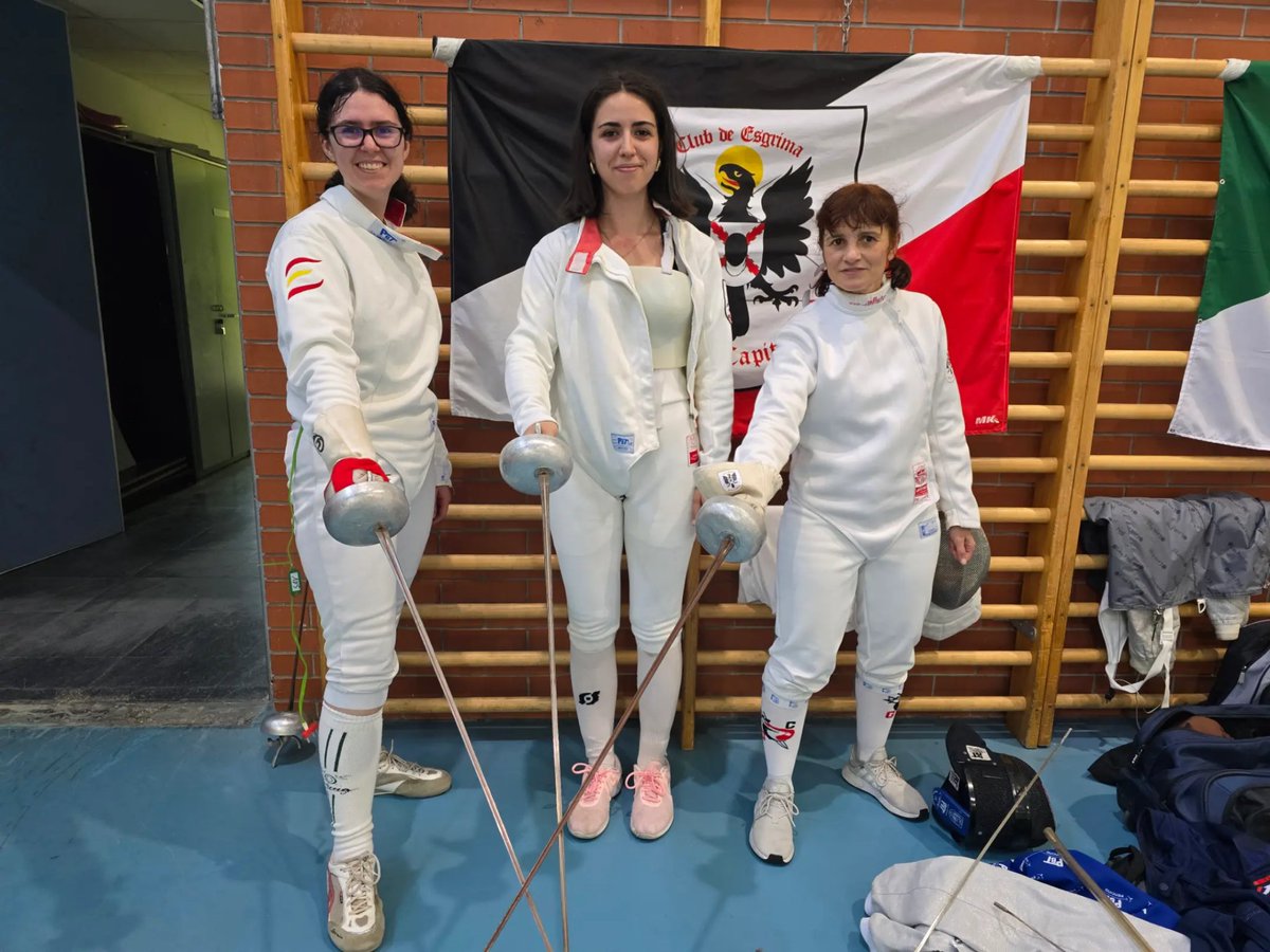 ESGRIMAGRANCAP's tweet photo. Nuestras tiradoras y equipo femenino en el campeonato de esgrima de Castilla y León 2025. https://t.co/grY1qYWsP7