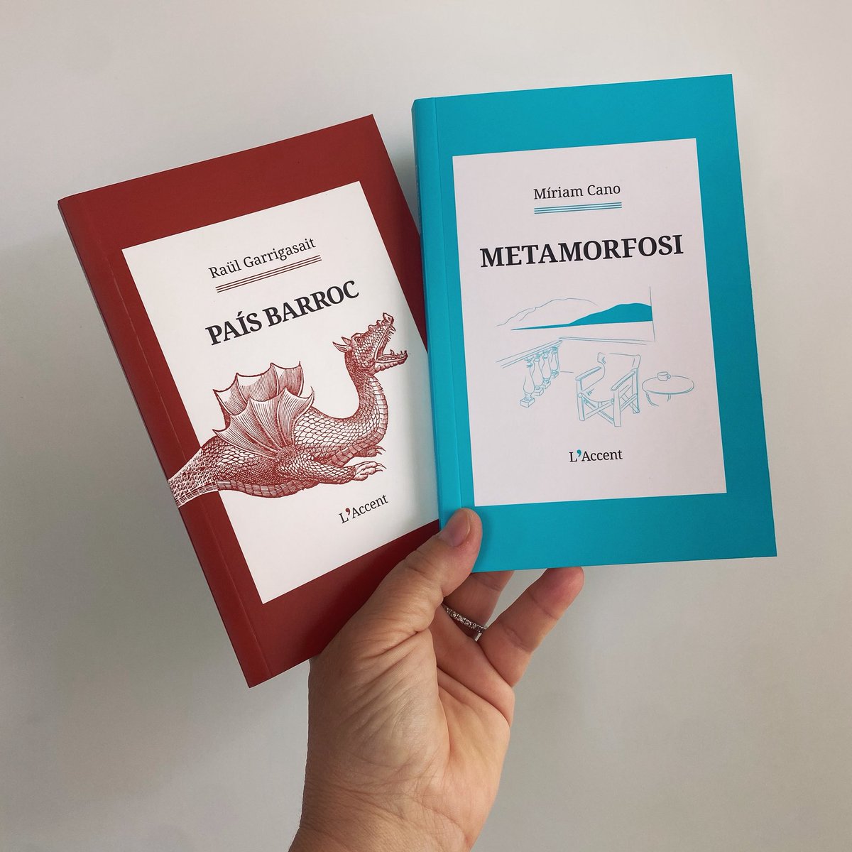 L'AVENÇ (@l_avenc) on Twitter photo AVUI A TOTES LLIBRERIES
hi ha dos nous accents d’estiu, dos llibres molt estimats, una nova edició preciosa del ‘País barroc’ de <a href="/rgsait/">Raül Garrigasait</a> i una novetat absoluta, ‘Metamorfosi’ de <a href="/_mrspremise/">Míriam Cano</a> amb el blau de Grècia, de la llum de la Mediterrània, la cuina, l’amistat i l’escriptura AVUI A TOTES LLIBRERIES
hi ha dos nous accents d’estiu, dos llibres molt estimats, una nova edició preciosa del ‘País barroc’ de <a href="/rgsait/">Raül Garrigasait</a> i una novetat absoluta, ‘Metamorfosi’ de <a href="/_mrspremise/">Míriam Cano</a> amb el blau de Grècia, de la llum de la Mediterrània, la cuina, l’amistat i l’escriptura