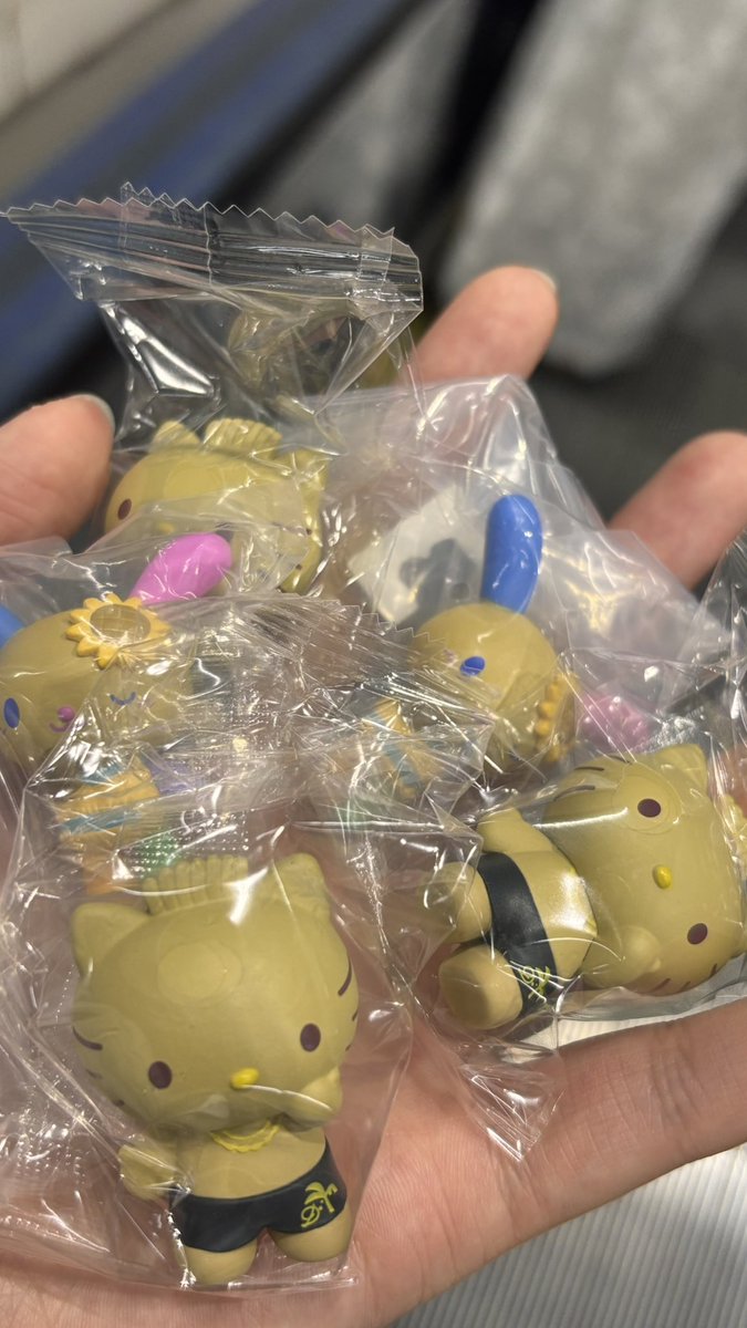 やっと売ってるとこ見つけた！！！可愛い！！！！キティちゃんか、クロミちゃんか……マイメロちゃんもいいなぁ！！！✨️✨️

5分後→
あのさぁ…………

店員さんもう少し混ぜてもらっていいですか……？