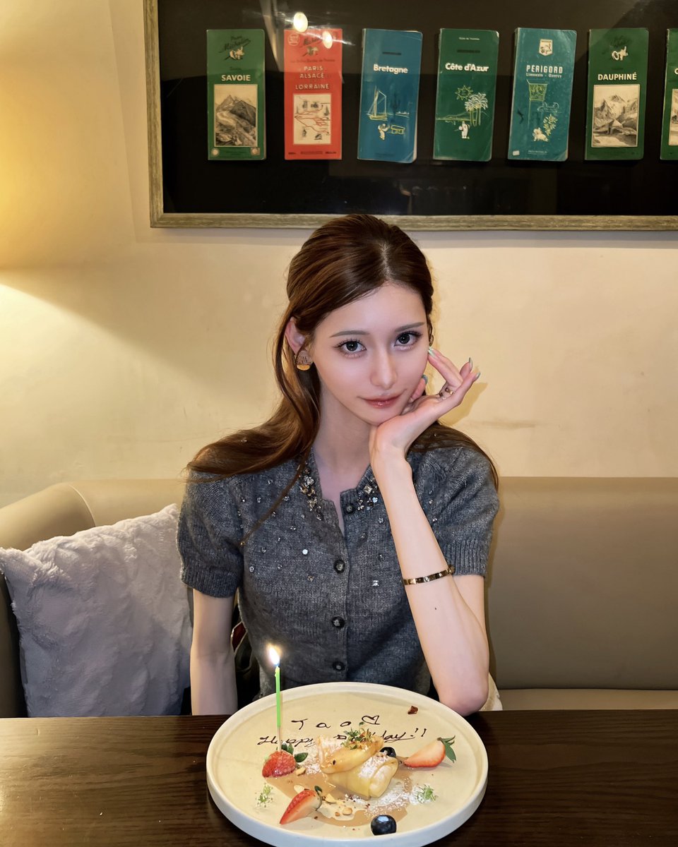 どんなに努力しても、生まれながらの女性が持ってる可愛さは到底手に入らなくて毎日病んでしまってる。

だからあえて自分に自信あるようにわざと見せてるけど、本心ではいつまで経っても自分が醜くて嫌い。苦しい。

いつか自分を好きになれる日が来るように頑張って生きます