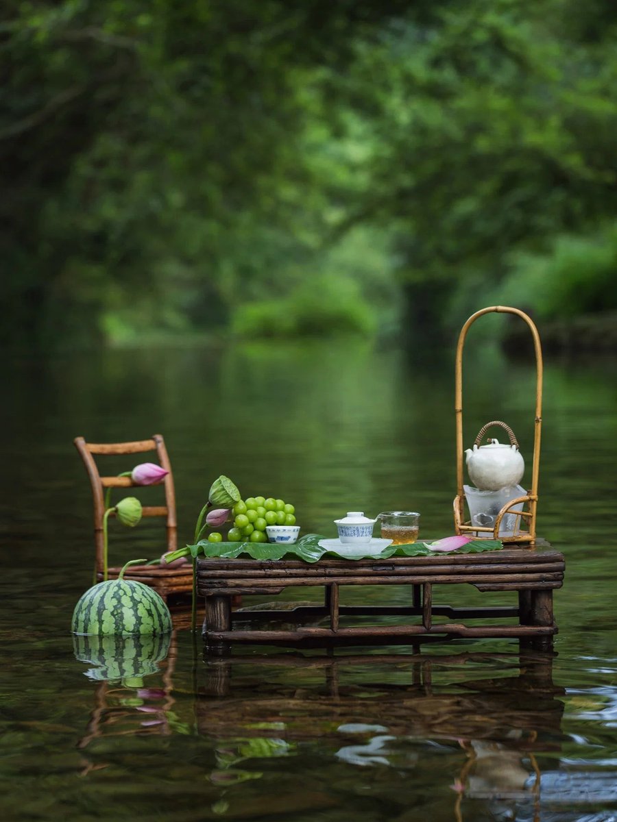 【芰荷香】

署气遒。
水阁横小舫。人熟沙鸥。
松鸣汤鼎。长吟未断清愁。
争棋客笑。闲拈子。围奁春秋。
推枰一剑封喉。
黄云卷尽。宿雨才收。

烟波潋潋荷浮叶。帘影供高卧。物外神游。
渔簑故里。一声揉橹菱舟。
泉鸣指下。摇笙鹤。弦绝胜流。
嗟乎凉外无求。
牵萝步月。买醉溪头。