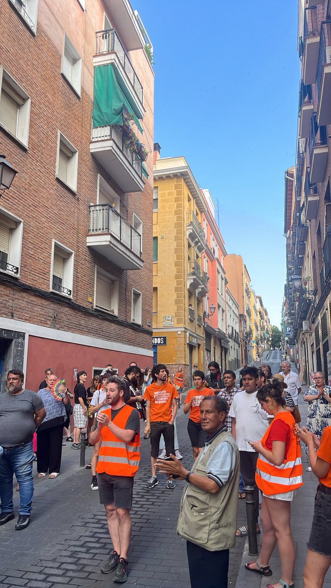 Hemos parado el desahucio de Rogman gracias a la cantidad de gente que se ha acercado a apoyar 🔥

Seguiremos organizándonos para acabar con las expulsiones de nuestros barrios 💥