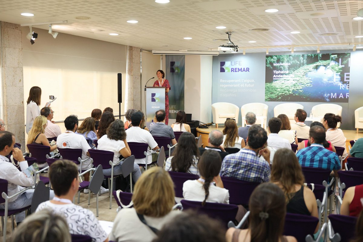 LifeREMAR's tweet photo. Tiphaine Anderbouhr, Gerent de #Comaigua, obre la jornada on presentarem els primers indicadors d’èxit del projecte #LIFEREMAR per a la recàrrega de l’aqüífer del #BaixaCamp.
La trobada reuneix experts del sector de l’#aigua, administracions i centres de recerca.
#programalife https://t.co/Rz7C3bcksJ