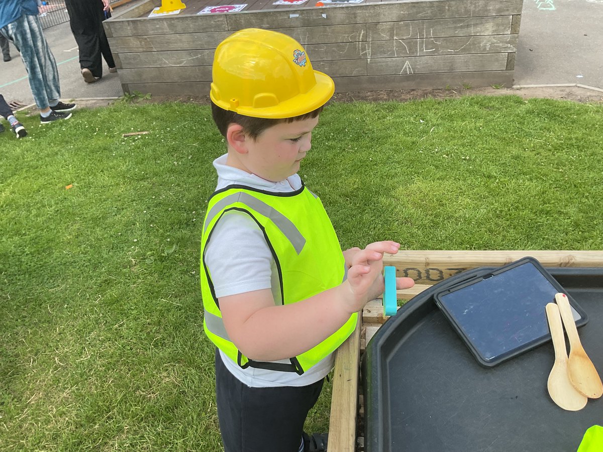 Orchards_School's tweet image. Today we became little builders outdoors with our friends! Using hammers and screwdrivers, we not only strengthened our fine motor skills, but also learned the importance of taking turns and sharing tools. @BrightFuturesET
#BuildingFriendships #FineMotorSkills #SocialDevelopment