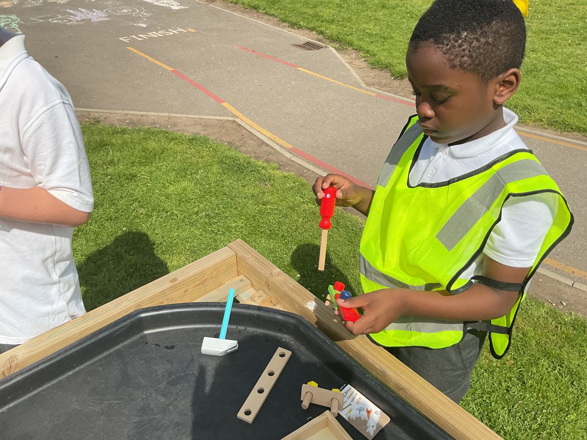 Orchards_School's tweet image. Today we became little builders outdoors with our friends! Using hammers and screwdrivers, we not only strengthened our fine motor skills, but also learned the importance of taking turns and sharing tools. @BrightFuturesET
#BuildingFriendships #FineMotorSkills #SocialDevelopment