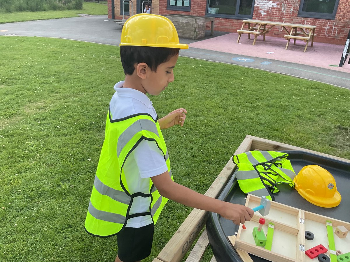 Orchards_School's tweet image. Today we became little builders outdoors with our friends! Using hammers and screwdrivers, we not only strengthened our fine motor skills, but also learned the importance of taking turns and sharing tools. @BrightFuturesET
#BuildingFriendships #FineMotorSkills #SocialDevelopment