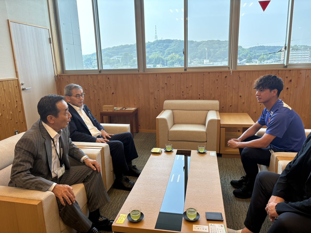 Giravanz_staff's tweet photo. 本日、宮若市役所にて塩川秀敏市長、塩川英治教育長に表敬訪問を行いました！

#宮若市 応援大使 #杉山耕ニ 選手と共に訪問💡
サイン入りユニフォームを贈呈しました。

patisserie Himawariさんに訪問し、宮若市自慢の地黄卵を用いたひまわりプリンも✨

これから宮若市の魅力をたくさん発信していきます︎！

 #ギラヴァンツ北九州