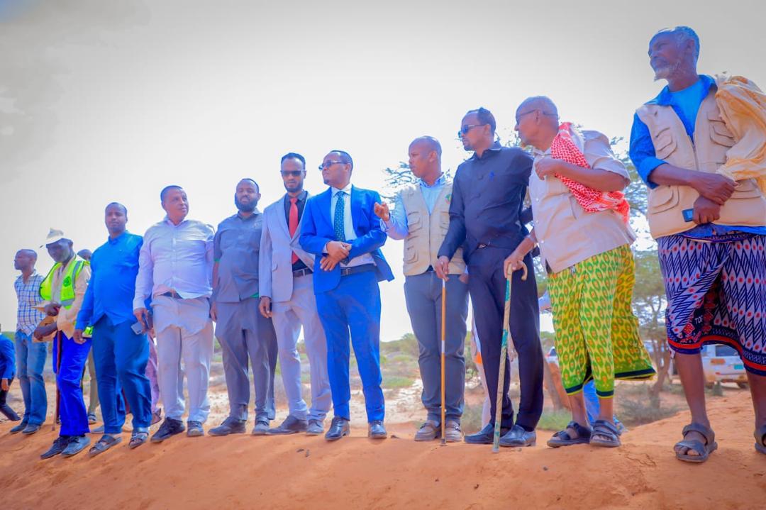 FAO in Somalia (@faosomalia) on Twitter photo Somaliland's Minister of Water Resources officially launched the start of groundwork at water catchment sites in Naqdhiijo and Xaaxi villages under the Villages of Hope Project.
Funded by <a href="/MOFAKuwait/">وزارة الخارجية</a>, the sites will harvest rainwater and ensure year round access for communities. Somaliland's Minister of Water Resources officially launched the start of groundwork at water catchment sites in Naqdhiijo and Xaaxi villages under the Villages of Hope Project.
Funded by <a href="/MOFAKuwait/">وزارة الخارجية</a>, the sites will harvest rainwater and ensure year round access for communities.