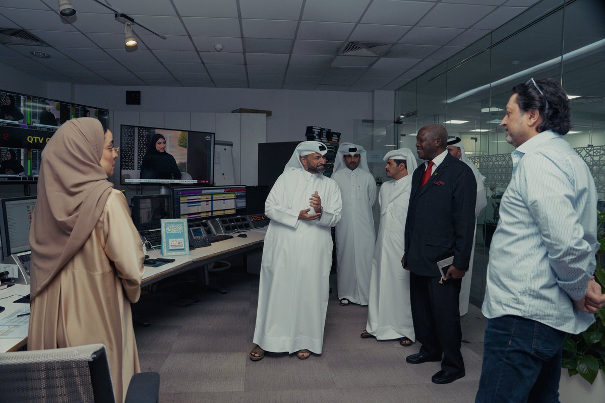 qmc_qa's tweet image. استقبل السيد علي صالح السادة مدير تلفزيون قطر سعادة السيد محمد بي أو اس كينيث سفير جمهورية ليبيريا لدى الدولة، في مقر التلفزيون حيث جرى خلال اللقاء بحث سُبل تعزيز التعاون الإعلامي بين الجانبين، كما قام السفير بجولة في إدارات واستوديوهات التلفزيون والاطلاع على آلية العمل.
