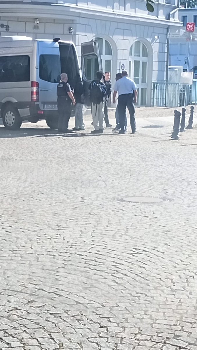 Tusk tylko gada... a tymczasem następują kolejne odbiory migrantów.

Gubin, dzisiaj, 8:45.

#RuchObronyGranic 
#BezpiecznaPolska
#StopMigracji 
#Gubin