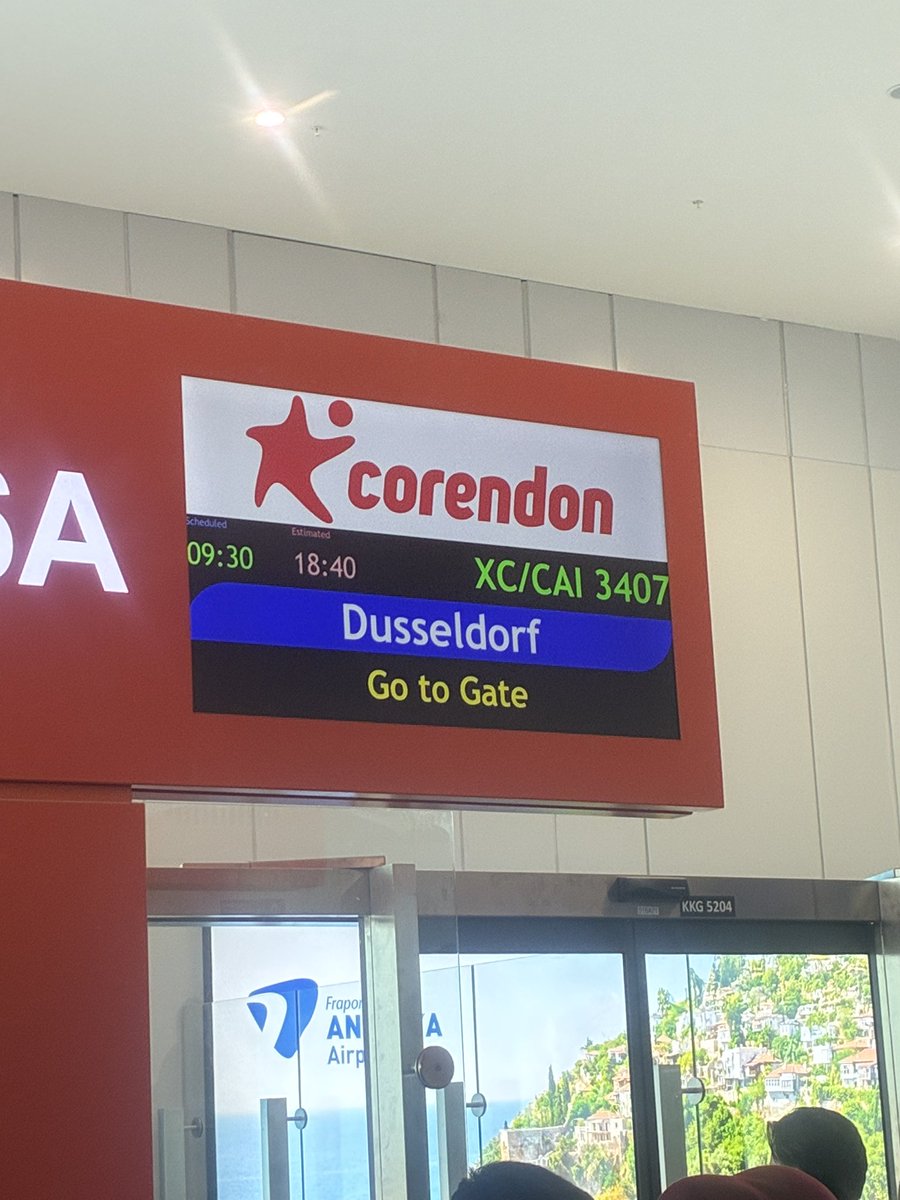 Antalya havalimanında <a href="/Corendon_Air/">Corendon Airlines</a> rezaleti tam şu anda. Uçakları birleştirip yüzlerce kişiyi saatlerdir bekletiyorlar .