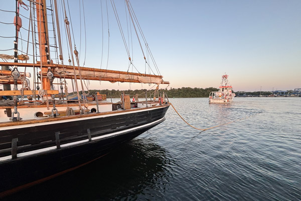 Travemünde: Traditions-Segler aus Notlage befreit dlvr.it/TLh0TQ #Seenotretter #Travemünde #DGzRS #Schiffsrettung #Traditionsschiff