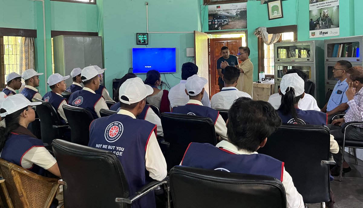 wti_org_india's tweet image. 20 graduate students from JDSG College who are also NSS volunteers, were recently oriented on flood response by @kaziranga_ NPTR & WTI teams at the Centre for Wildlife Rehabilitation and Conservation (CWRC), which is jointly run by WTI, Assam Forest Dept @ifawglobal
#FloodRelief