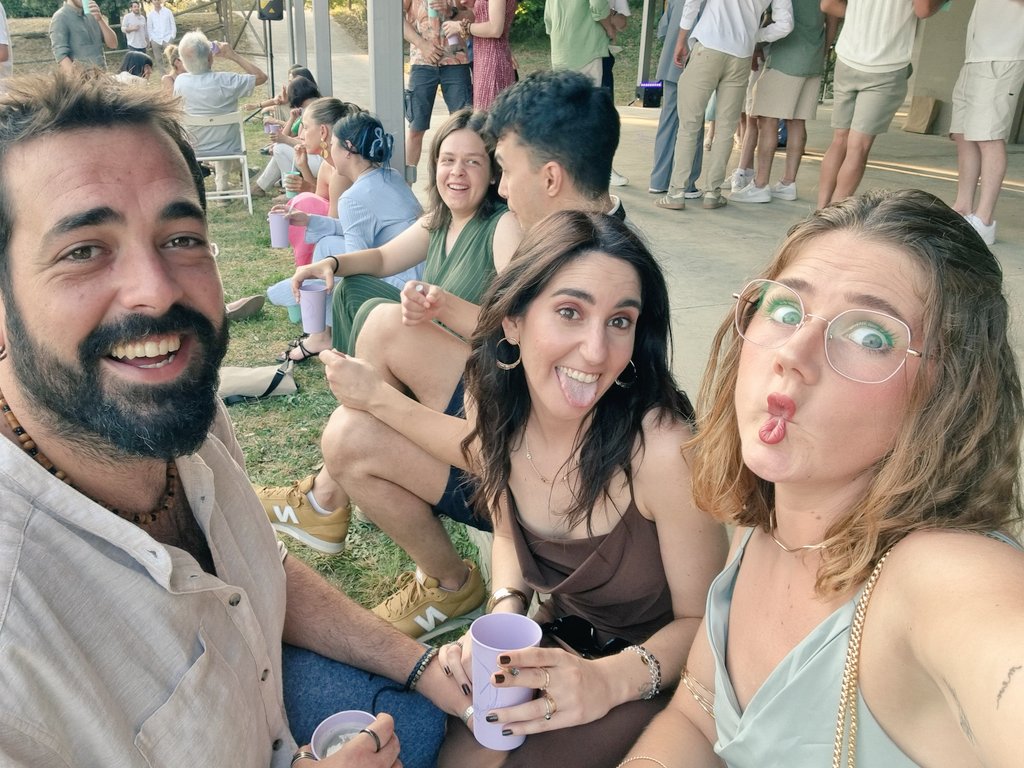 JuddSapito's tweet photo. el Bernat i la Núria es van casar i nosaltres tres vam marcar-nos la festa de l'any 🍉 https://t.co/MdhBLcxDph