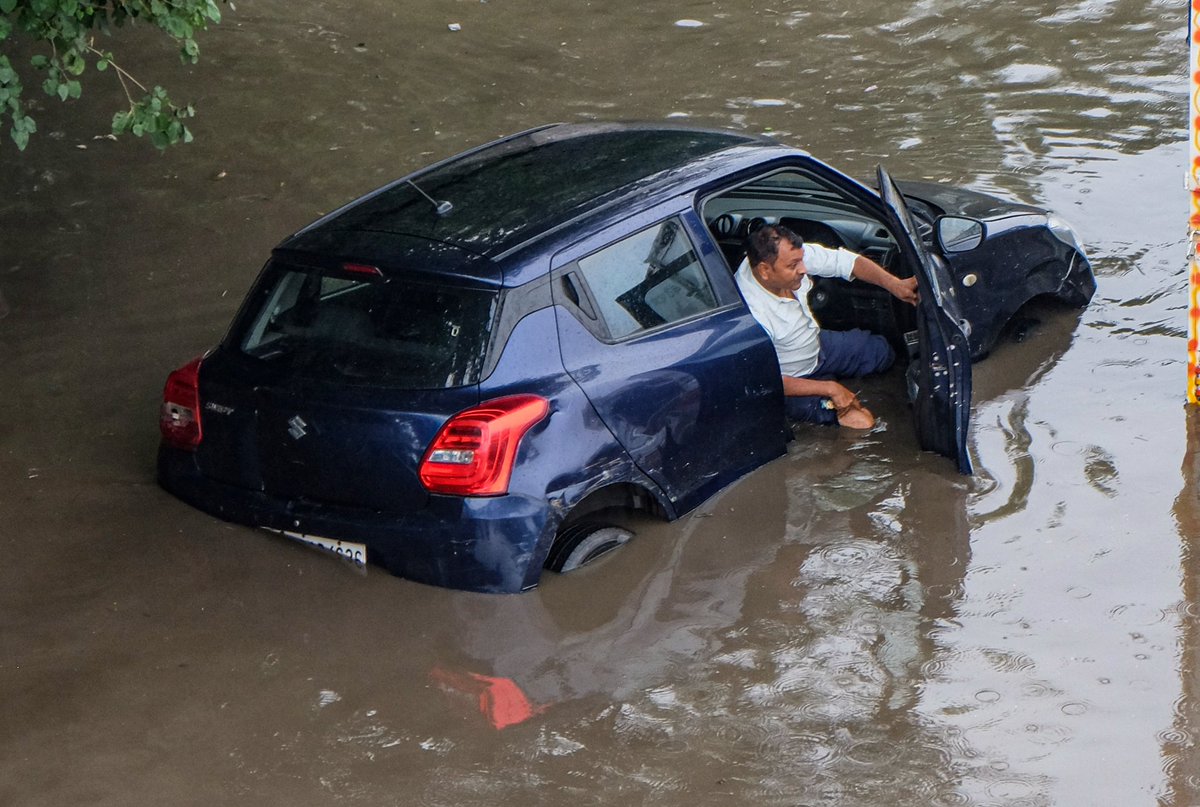 IndianGems_'s tweet photo. Indians paying for Suzuki Swift : 11 lakhs
Government's total Tax : 6 Lakhs 
Petrol tax : 55 % 
Pay toll at every 20 Km

And get service like this 🤡 https://t.co/lF1IwyF5TJ