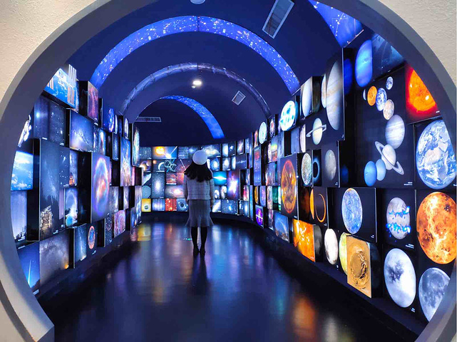 visit_wuhan's tweet photo. Spin Galaxies &amp; Dive Oceans
Families, escape the heat at Wuhan Science and Technology Museum! Train like astronauts and simulate deep-sea dives~
Science talks turn physics into glowing adventures! #ScienceSummerCamp #TechEdutainment #YouthExplorers #visitwuhan https://t.co/K2vrtFCunZ
