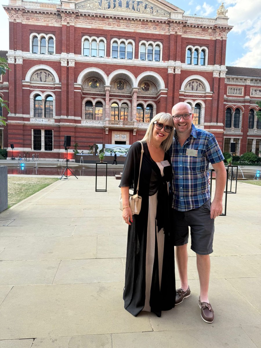GDWrightWrites's tweet image. Me, my sparrow legs and some very good friends... I took the grand total of zero photos at the @harpercollinsuk summer party at the V and A, so these were very kindly sent to me by @LTimoneyWrites
What a night, what friends, what laughs!