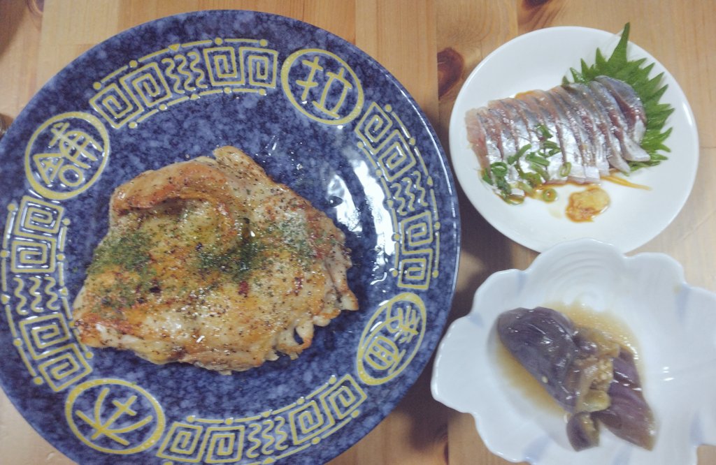 久しぶりに早く帰れたから、ご飯作った！
茄子が大量に余ってたから、茄子の煮物にあとはアジの刺身、鶏肉をブラックペッパーで😆
お酒に合うのしか作らんけど🤣
乾杯🍻