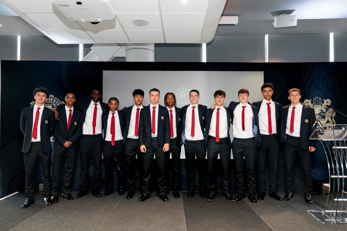 Manchester United's latest group of scholars celebrated their contract signings at Old Trafford on Monday evening.

Presenting the traditional club suits, graduate 241 Tom Heaton said: "It's up to you to take ownership."

Congratulations to them all!

manutd.com/en/news/detail…