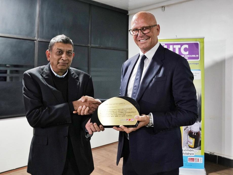 MMV recently presented the Kenya-based pharma company Universal Corporation Ltd. with a special award 🏆 to honour its leadership in advancing African manufacturing and its impactful collaboration with MMV in the fight against #malaria 🔗 Read more: bit.ly/4kW61ev