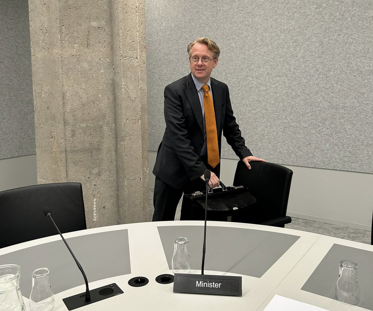MinisterIenW's tweet image. Nederland is een welvarend land met sterke dijken en een solide netwerk van wegen, vaarwegen en sporen. We gaan vandaag in debat over het Meerjarenprogramma Infrastructuur, Ruimte en Transport (MIRT). Live vanaf 11.15 uur: tweedekamer.nl/debat_en_verga…